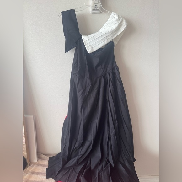 Elegant Black and White One-Shoulder Dress - Picture 3 of 13